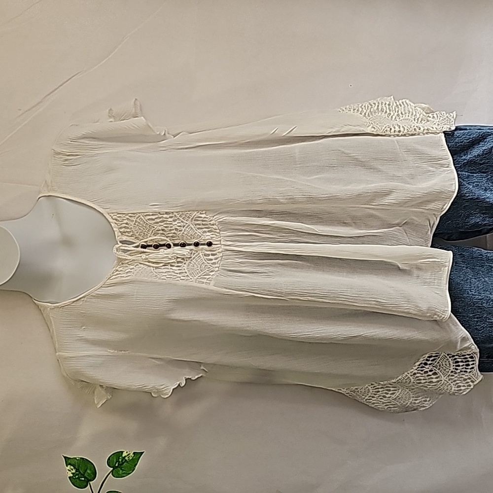 World Unity Asymmetrical Hemline Top. - Picture 3 of 9